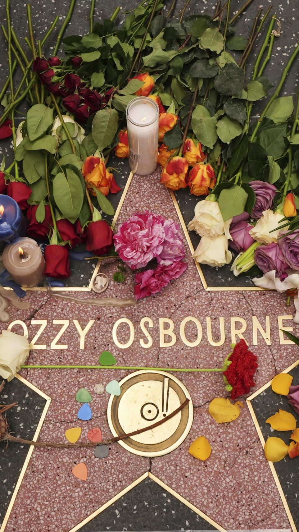 Entdecken Sie das Vermächtnis von Ozzy Osbourne, der von Black Sabbath zur Solo-Ikone wurde. Ein Blick auf seine Musik, Stil und Einfluss.