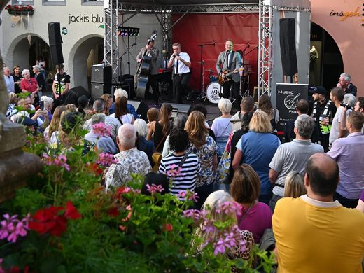 The Monroes sorgten mit Rock’n’Roll-Sound, Krawatten und Tanzlaune für ausgelassene Stimmung in der Bludenzer Rathausgasse. The Monroes sorgten mit Rock’n’Roll-Sound, Krawatten und Tanzlaune für ausgelassene Stimmung in der Bludenzer Rathausgasse.