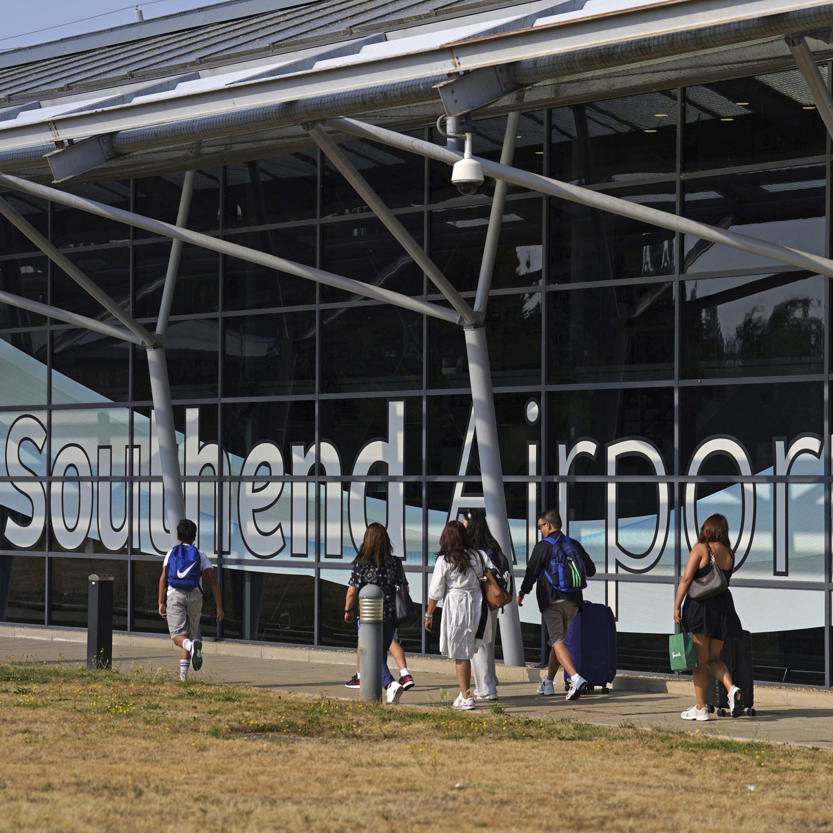 Augenzeugen berichten vom Flugzeugabsturz in London. Auswirkungen auf Easyjet und laufende Ermittlungen zur Ursache.