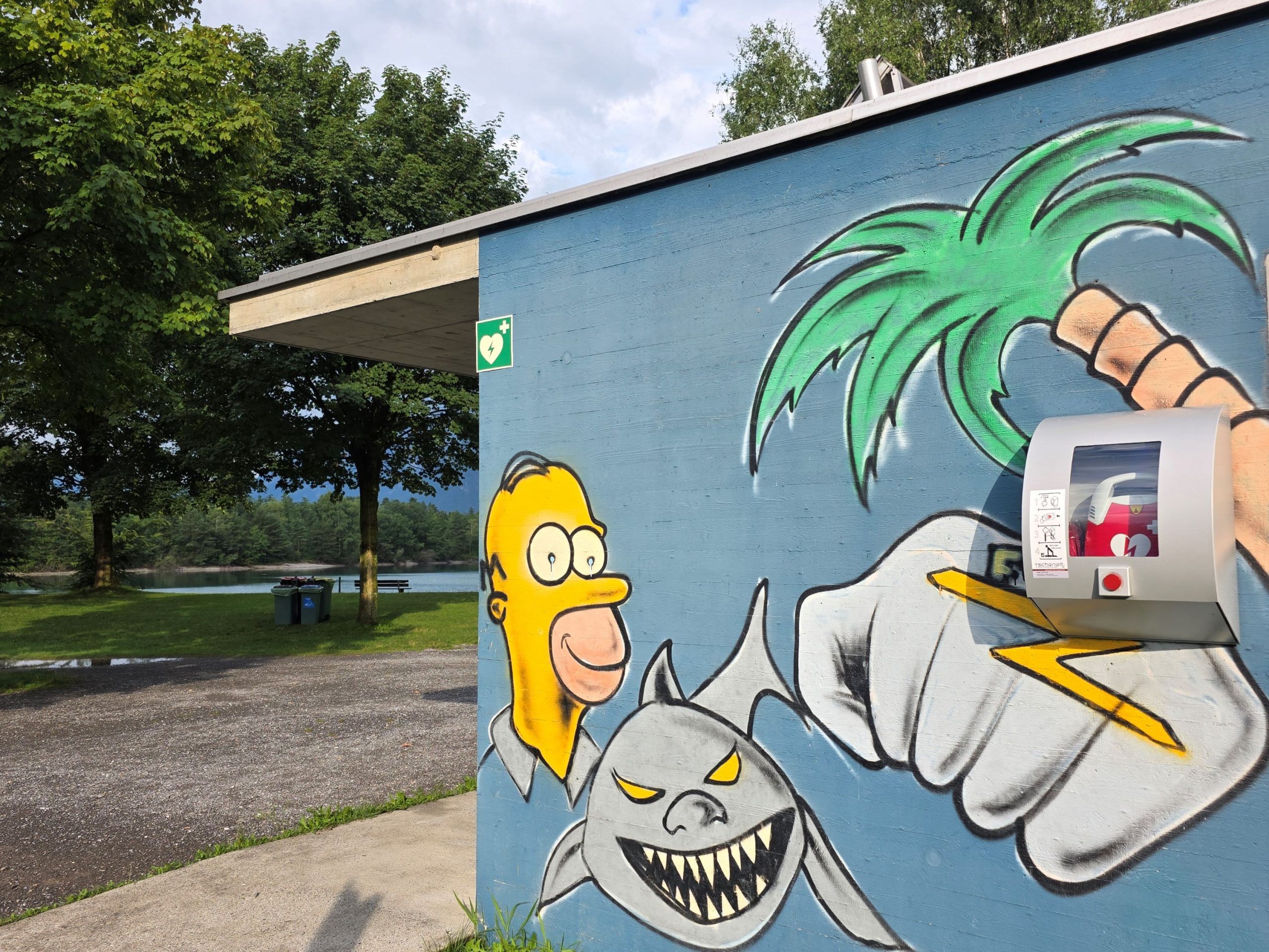 Im Notfall ein möglicher Lebensretter: der Defibrillator bei den Paspels-Seen