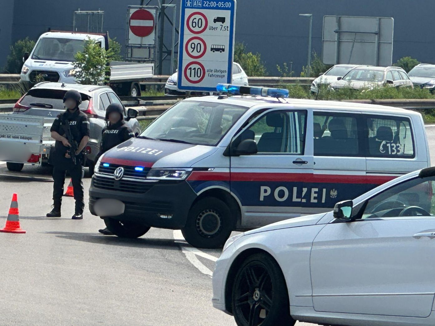 Polizisten am Montag bei der Alarmfahndung.