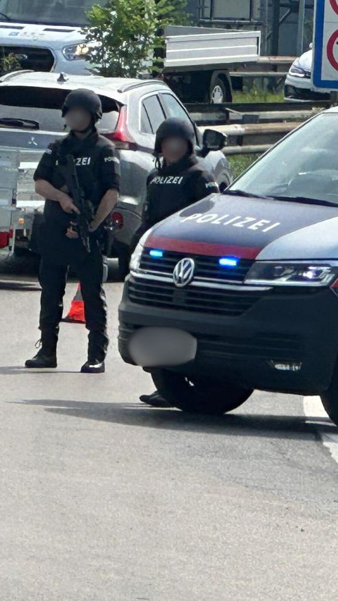 Polizisten am Montag bei der Alarmfahndung.