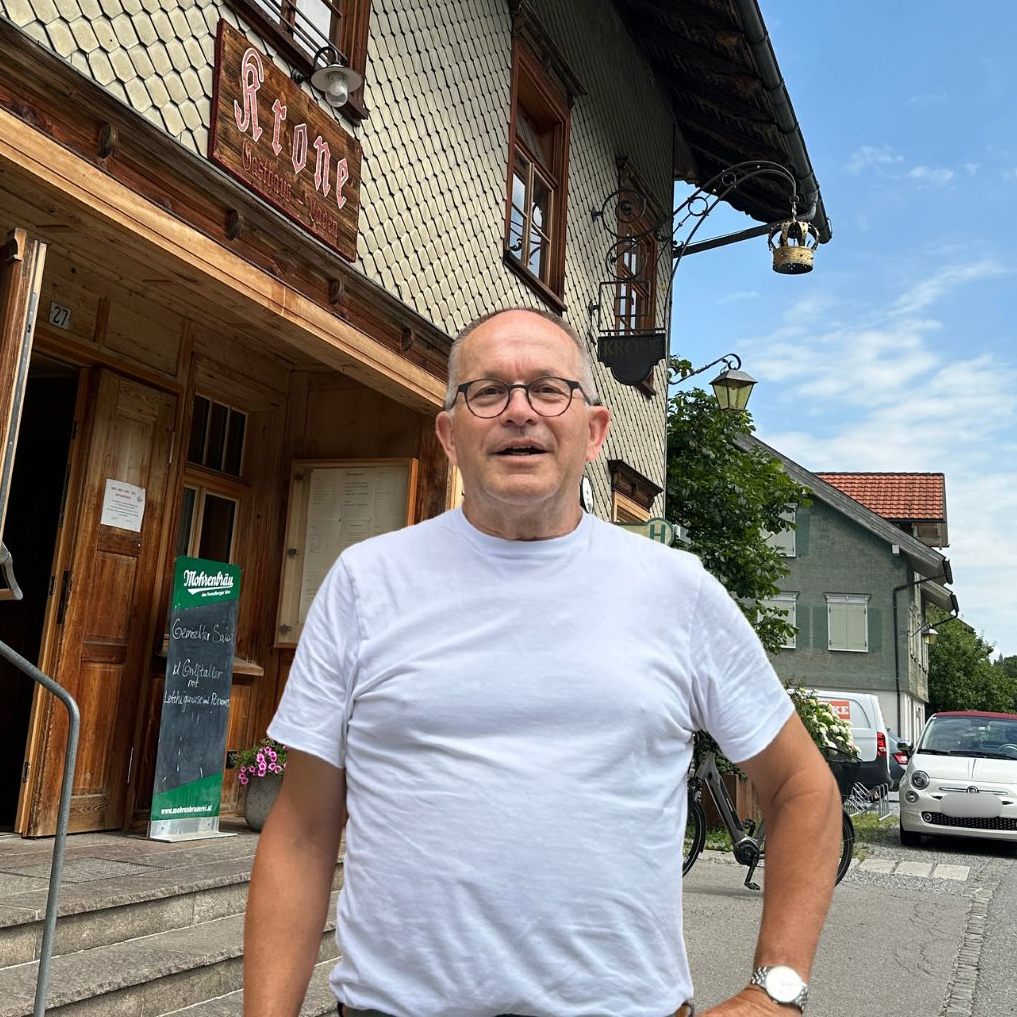 Walter Vögel vor dem Lokal. Ein neuer Pächter wird gesucht.