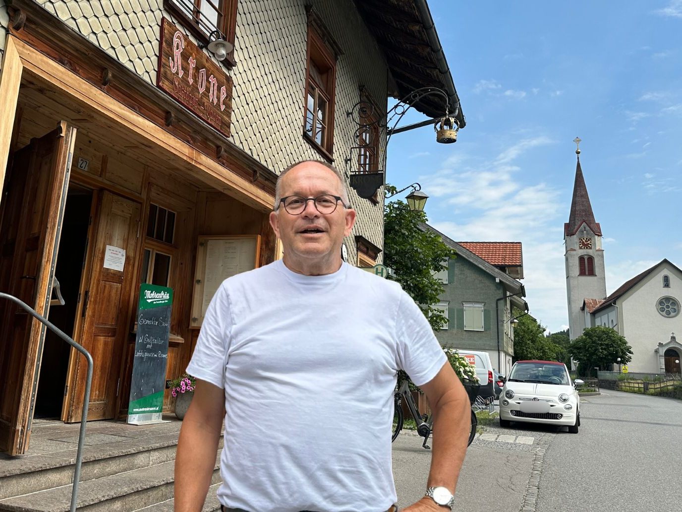 Walter Vögel vor dem Lokal. Ein neuer Pächter wird gesucht.
