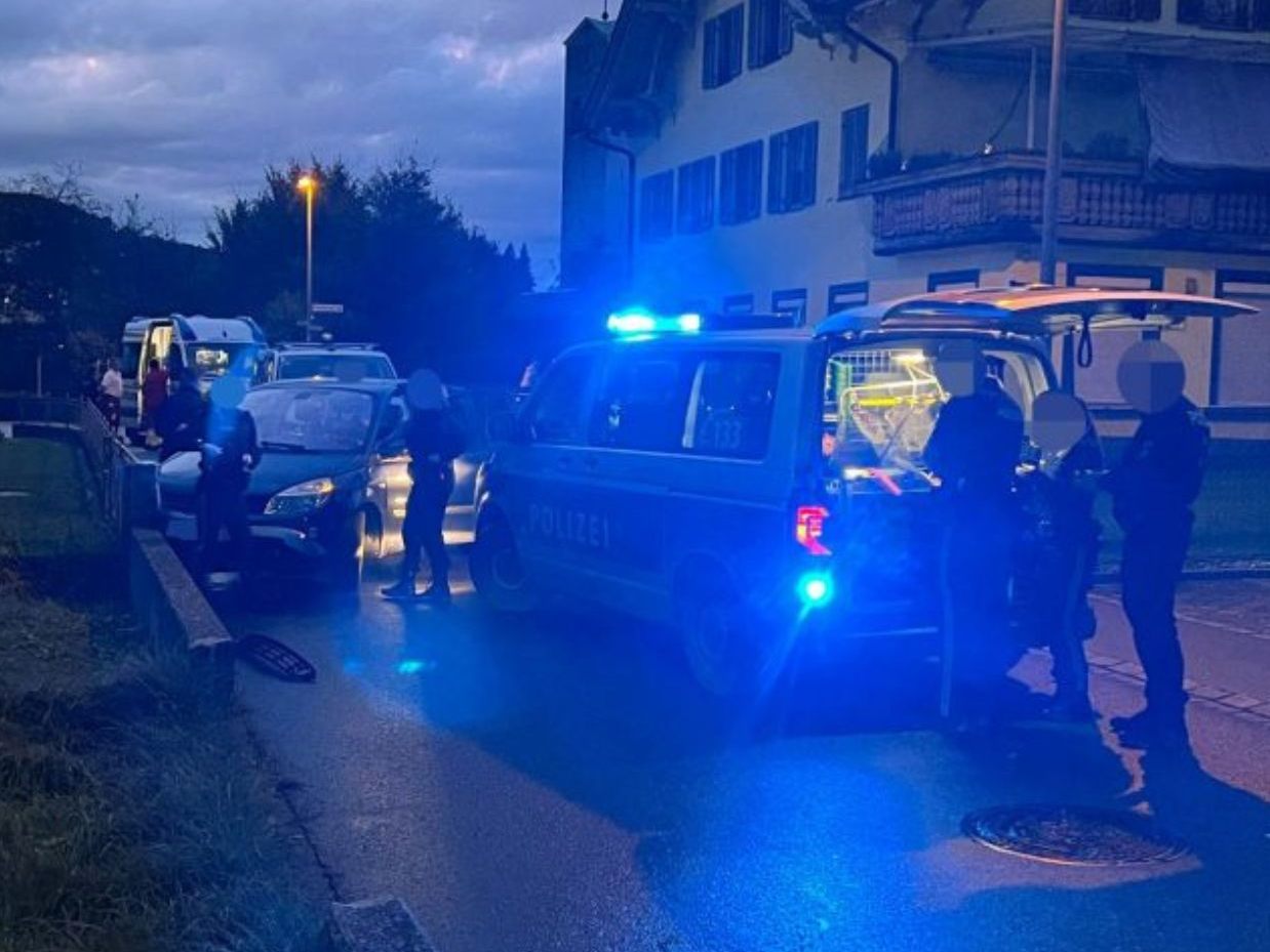 Ein Symbolbild zeigt eine Verfolgungsjagd im Oktober, die in einem Unfall endete. Daneben Peter Rüscher von der Landesverkehrsabteilung.