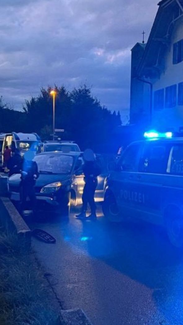 Ein Symbolbild zeigt eine Verfolgungsjagd im Oktober, die in einem Unfall endete. Daneben Peter Rüscher von der Landesverkehrsabteilung.