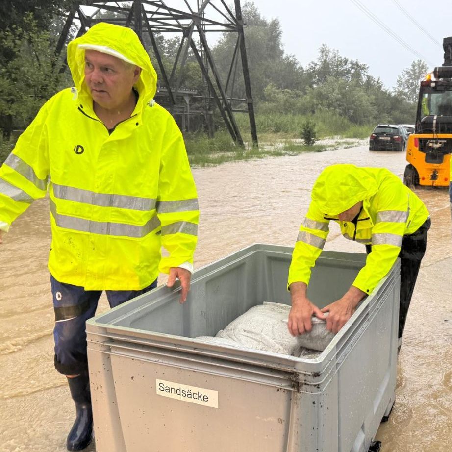 Aufgrund der Regenfälle stand der Außenbereich des Doppelmayr-Gelände unter Wasser.