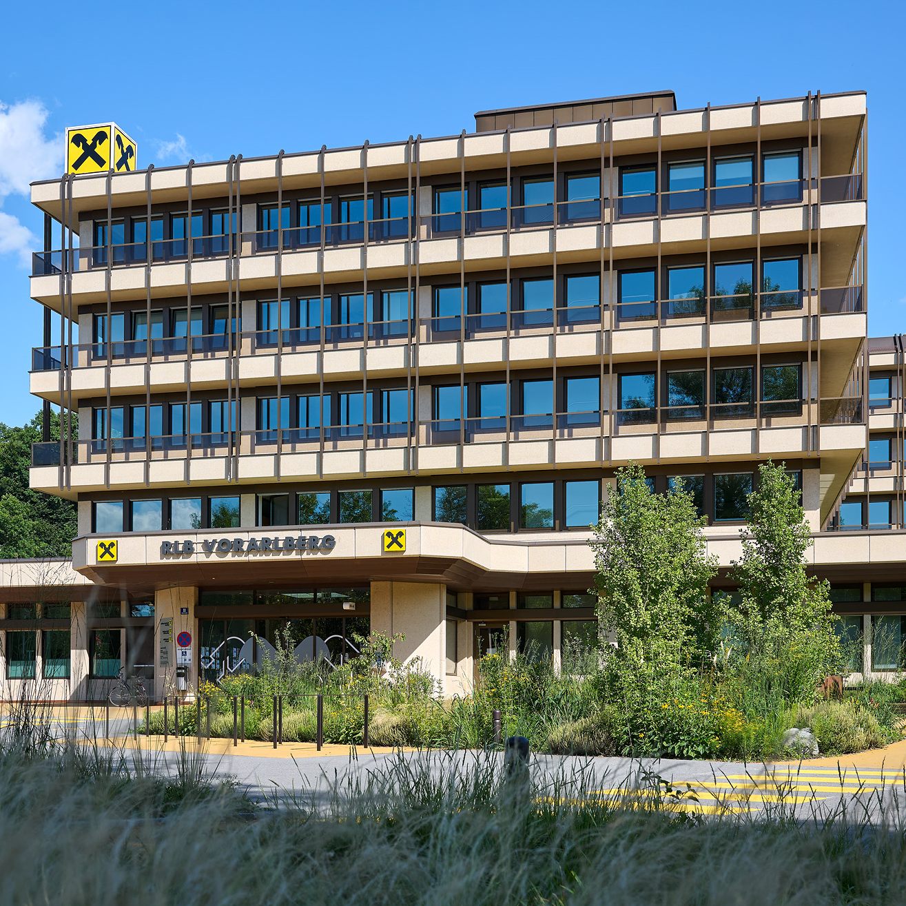 Die Raiffeisenlandesbank Vorarlberg musste im ersten Halbjahr 2025 einen Gewinnrückgang hinnehmen – unter anderem wegen hoher Bankenabgaben und niedriger Zinsen.