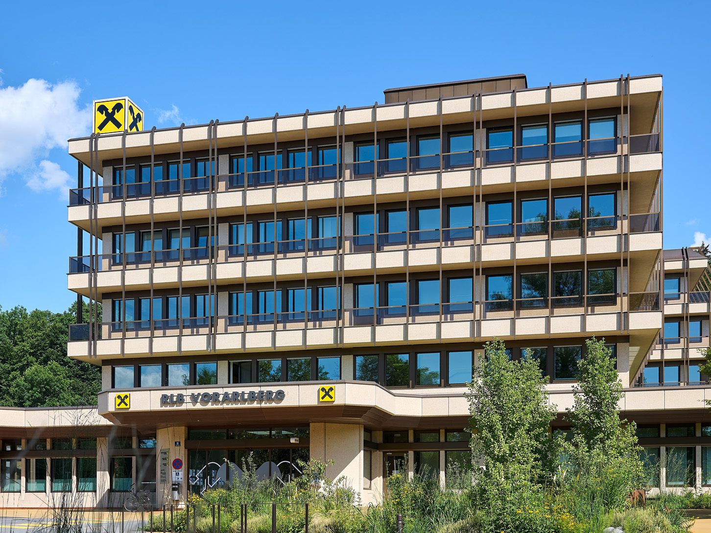 Die Raiffeisenlandesbank Vorarlberg musste im ersten Halbjahr 2025 einen Gewinnrückgang hinnehmen – unter anderem wegen hoher Bankenabgaben und niedriger Zinsen.