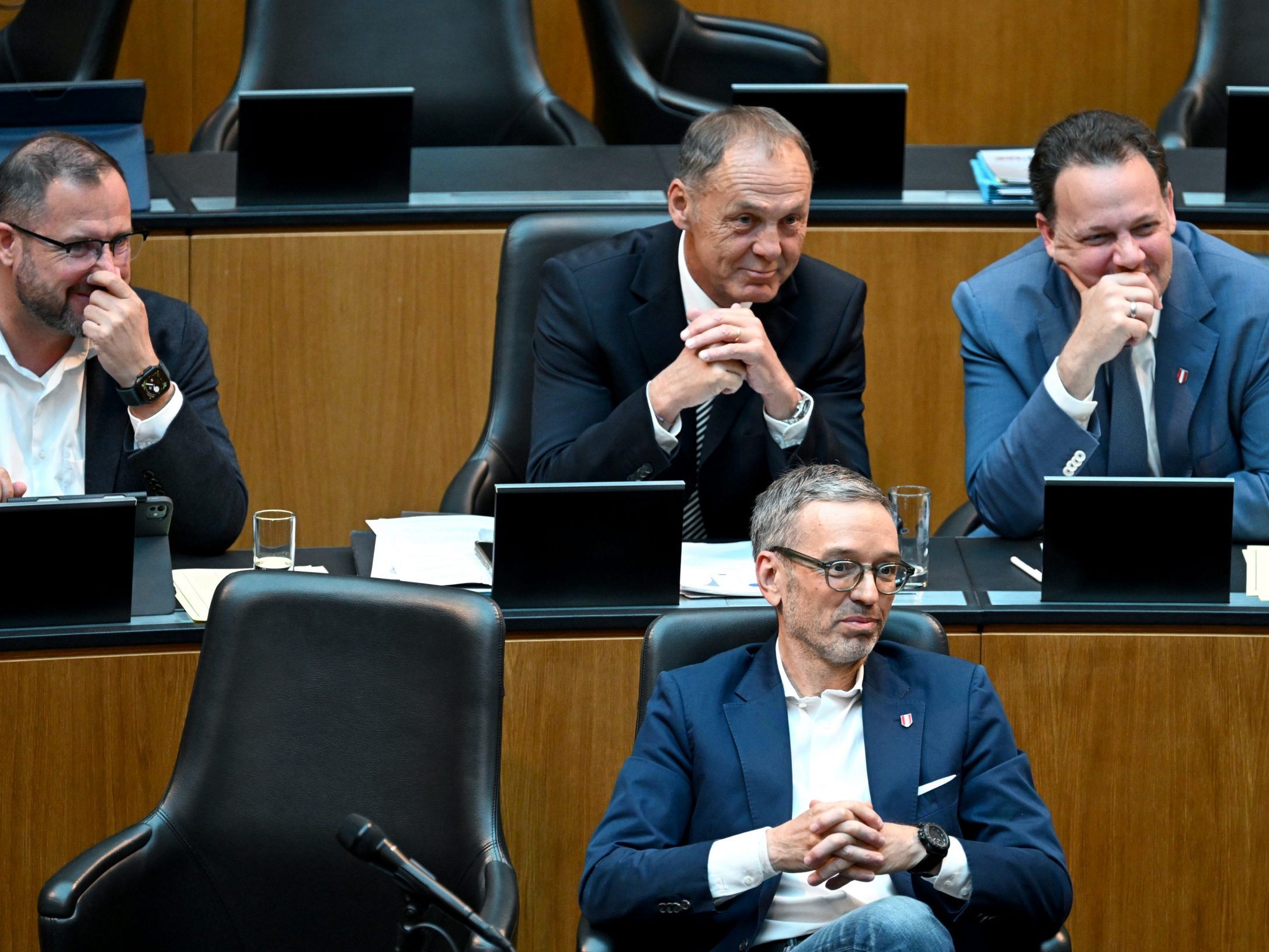 (v.l.) Christian Hafenecker (FPÖ), Peter Wurm (FPÖ), FPÖ-Chef Herbert Kickl und Gerhard Kaniak (FPÖ) im Rahmen einer Sitzung des Nationalrates im Parlament in Wien am Donnerstag, 24. April 2025.