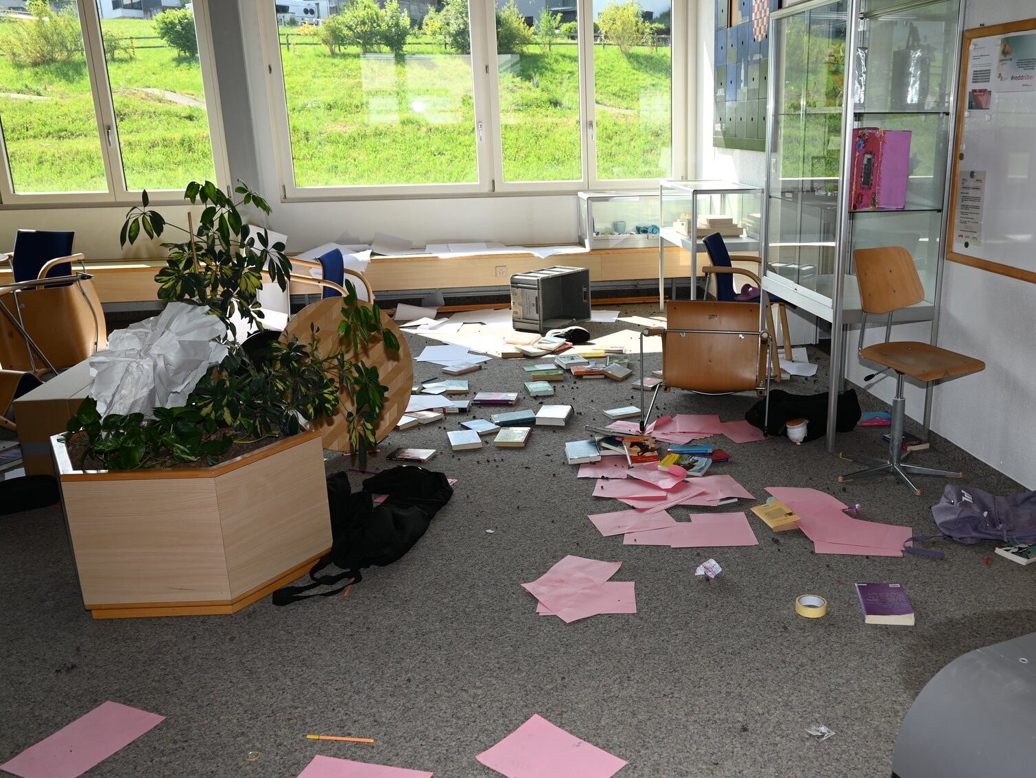 Durch die Schule zog sich eine Spur der Verwüstung.