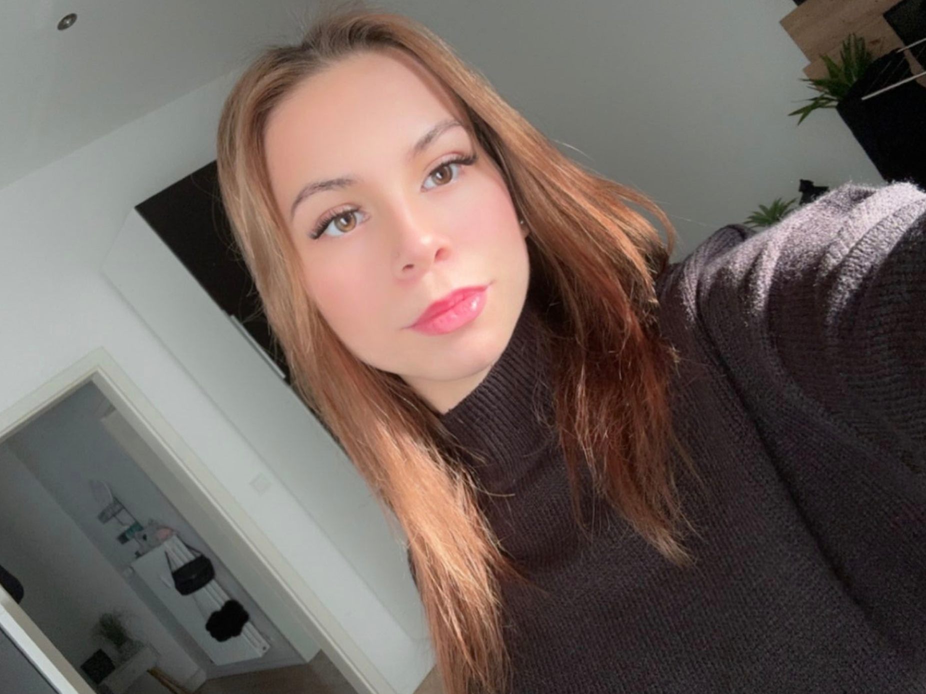 Alina (18) braucht dringend Hilfe. Alina (18) braucht dringend Hilfe.