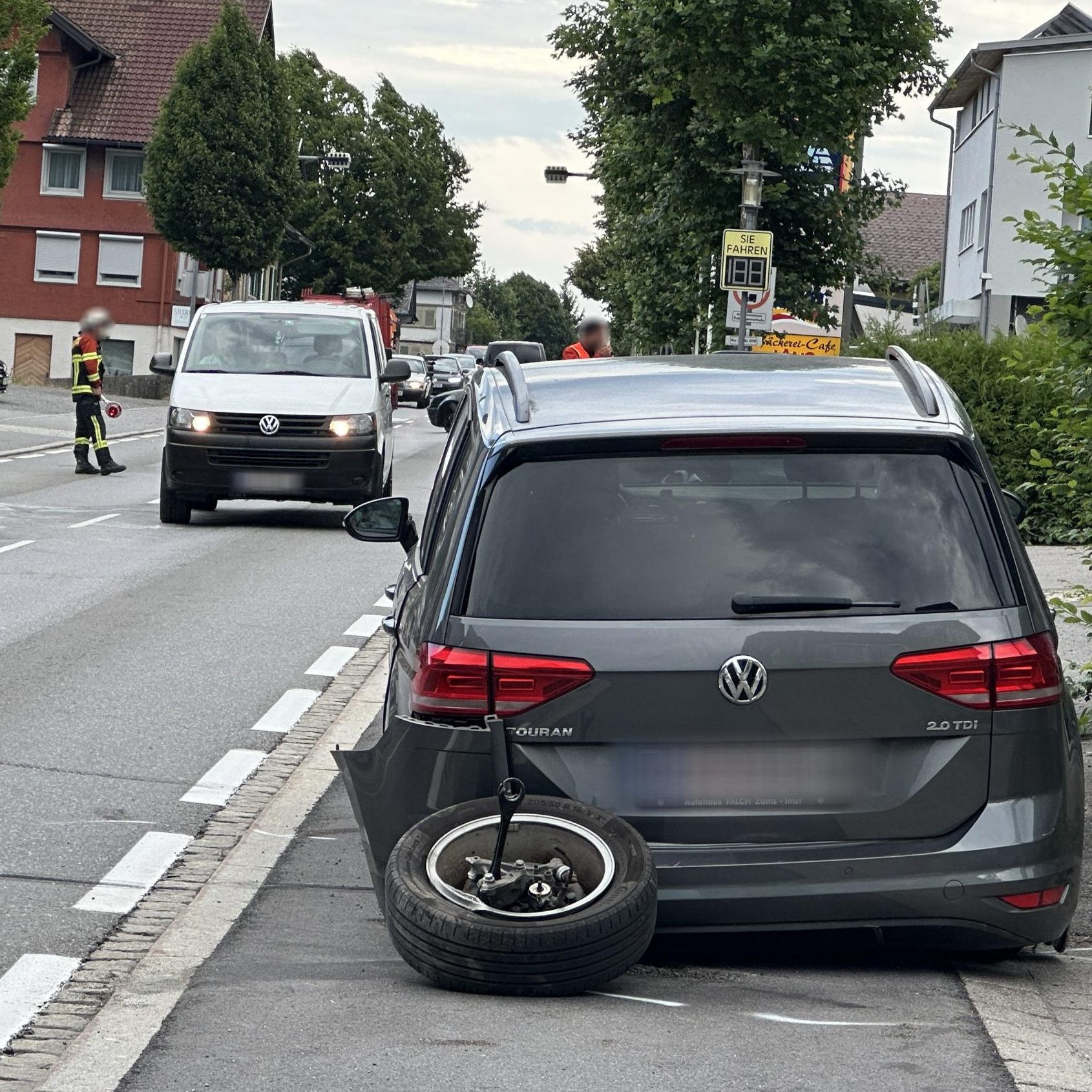 Schwerer Schaden an einem der beteiligten Unfallfahrzeuge.