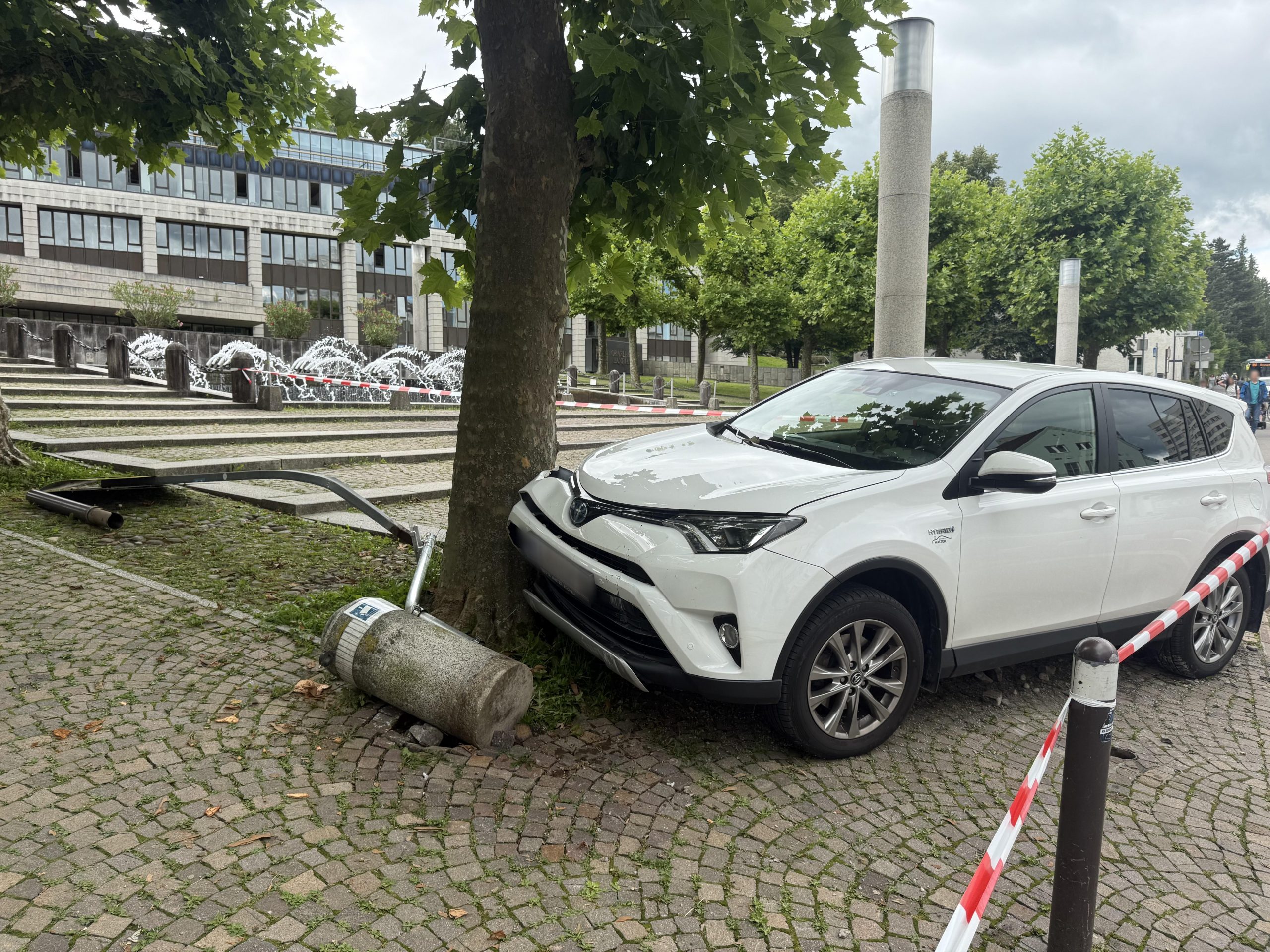Avto trčil v poller in drevo pred deželno hišo v Bregenzu
