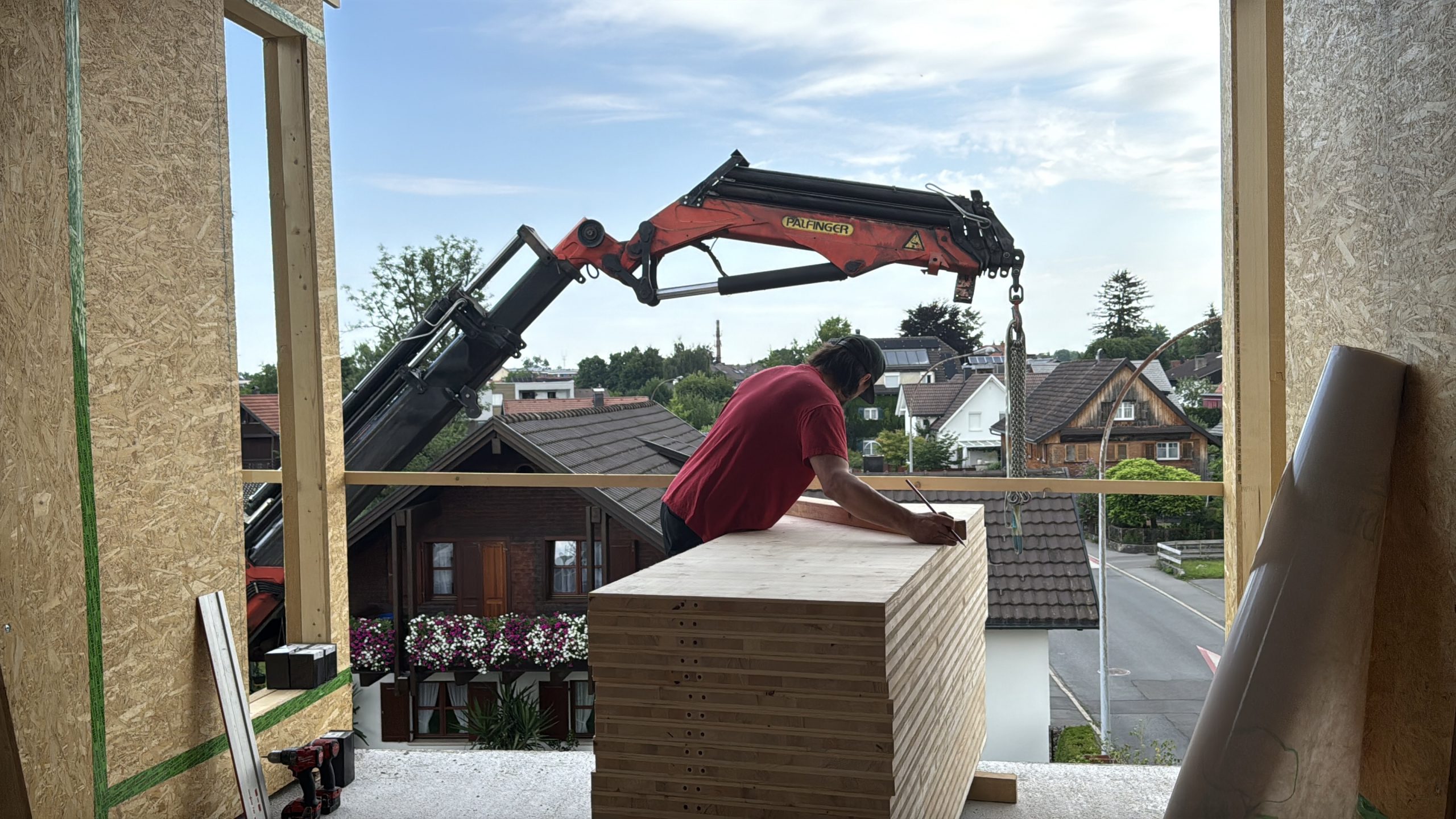 An diesem Tag sind wenigstens ein paar Wolken am Himmel, die das Arbeiten etwas erträglicher machen. An diesem Tag sind wenigstens ein paar Wolken am Himmel, die das Arbeiten etwas erträglicher machen.