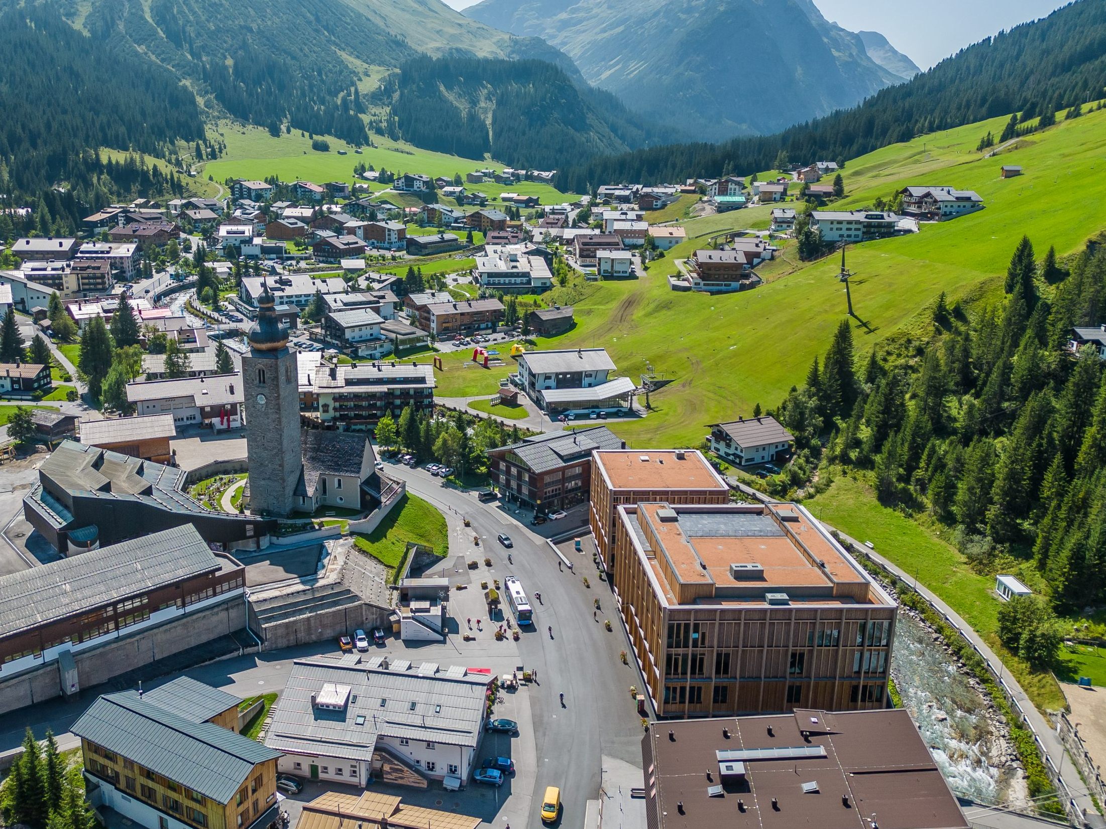 Ein Sitz der Vermögensverwaltungsgesellschaft ist in Lech. Ein Sitz der Vermögensverwaltungsgesellschaft ist in Lech.