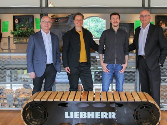 Gemeinsam für Bildung und Technikbegeisterung: Stefan Maier (Geschäftsführer Liebherr), Ruth Swoboda (Geschäftsführerin inatura), Mathias Gort (Leiter Ausstellung inatura), Gerhard Frainer (Geschäftsführer Liebherr) – v.l.n.r. Gemeinsam für Bildung und Technikbegeisterung: Stefan Maier (Geschäftsführer Liebherr), Ruth Swoboda (Geschäftsführerin inatura), Mathias Gort (Leiter Ausstellung inatura), Gerhard Frainer (Geschäftsführer Liebherr) – v.l.n.r.