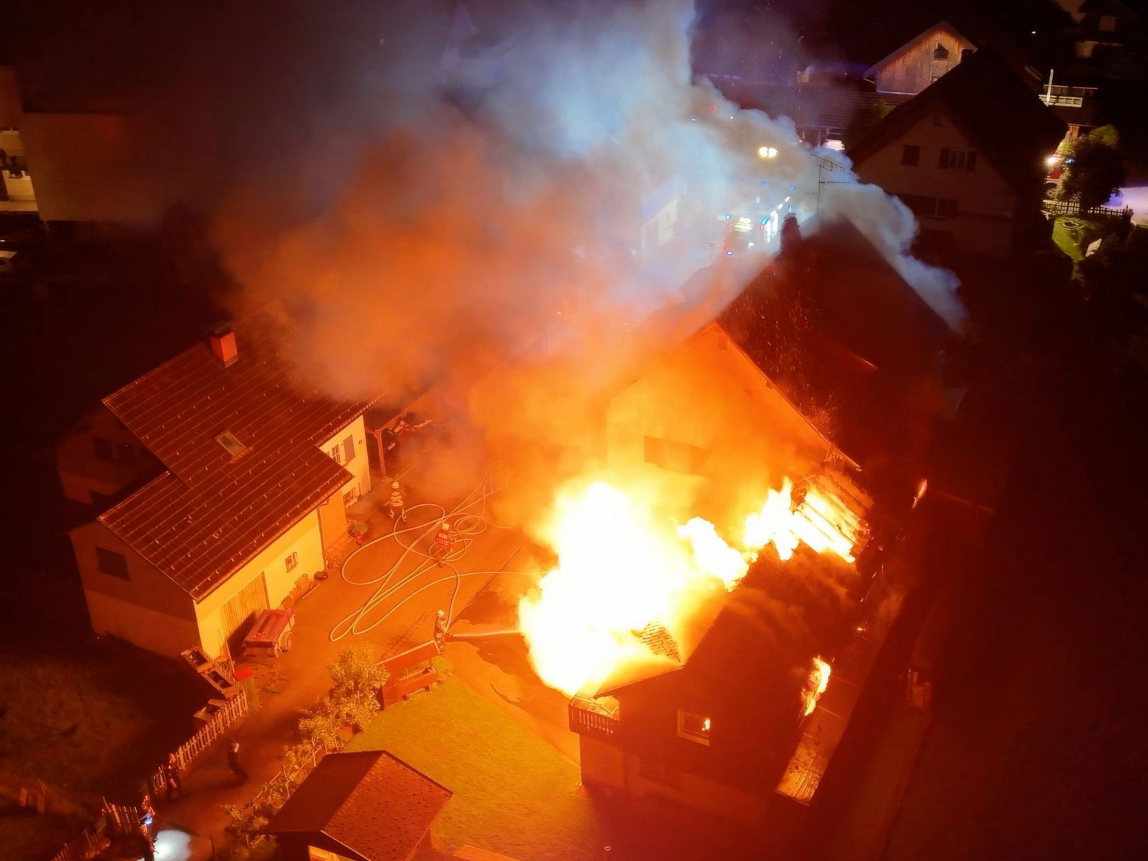 Großeinsatz für die Feuerwehren in der Nacht auf Donnerstag in Lochau. Großeinsatz für die Feuerwehren in der Nacht auf Donnerstag in Lochau.