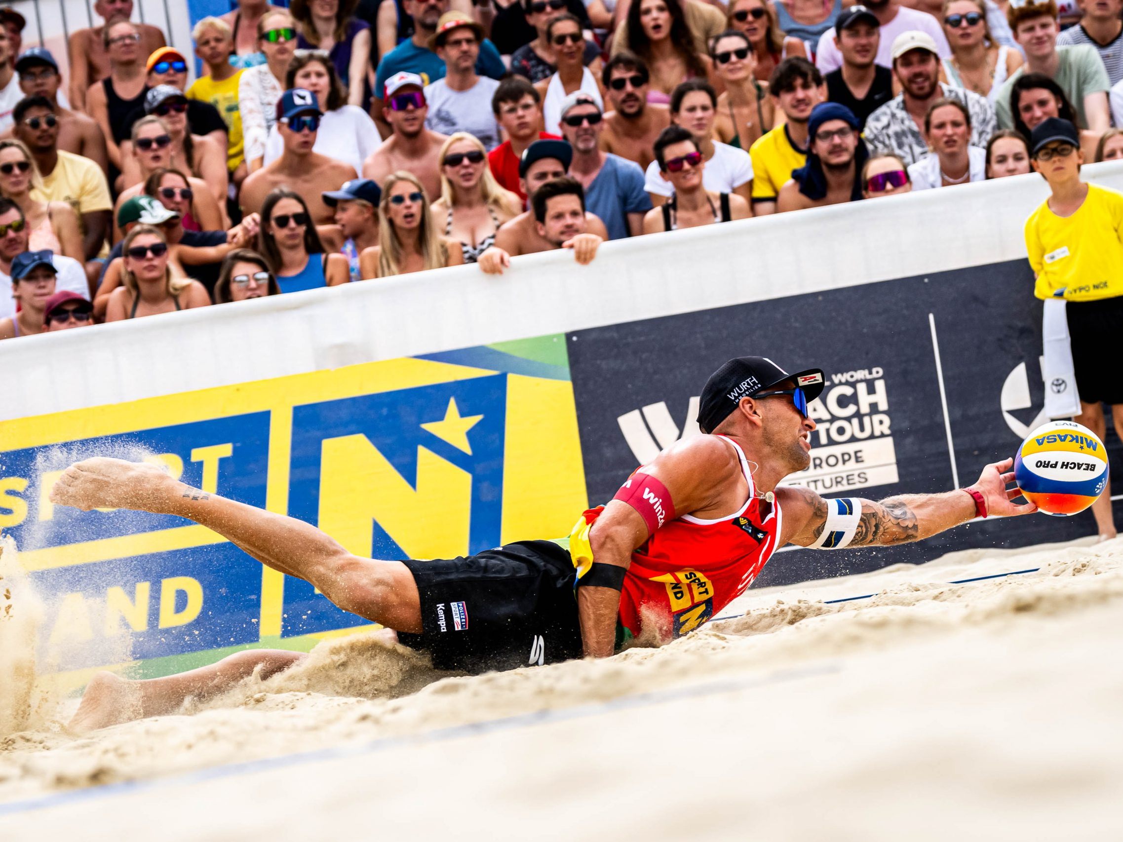 In Baden fliegen im August die Beachvolleybälle durch die Luft.