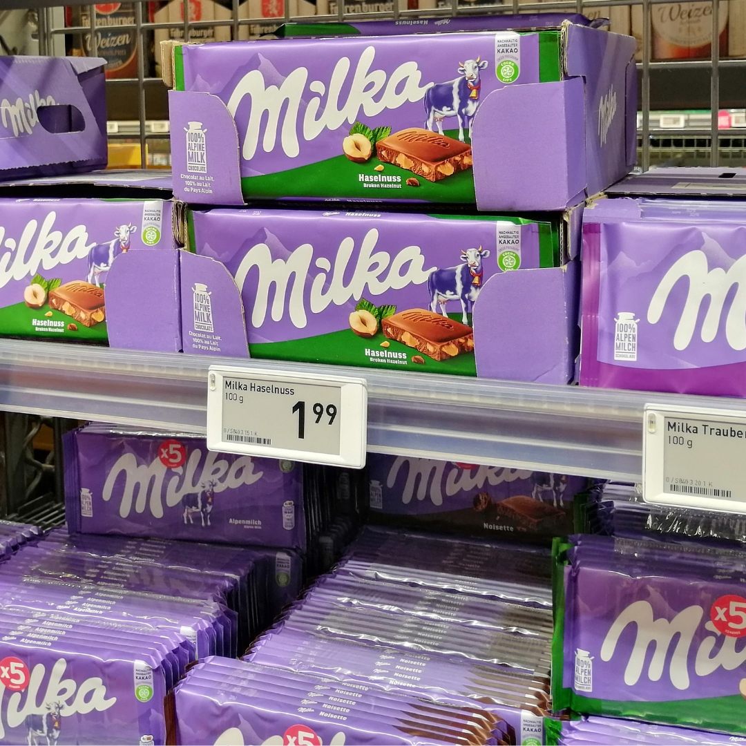 Manche Tafeln wiegen noch 100 Gramm, die "Alpenmilch" nur noch 90 (nicht im Bild) - der Preis liegt bei allen kleinen Milka-Tafeln bei 1,99 Euro.