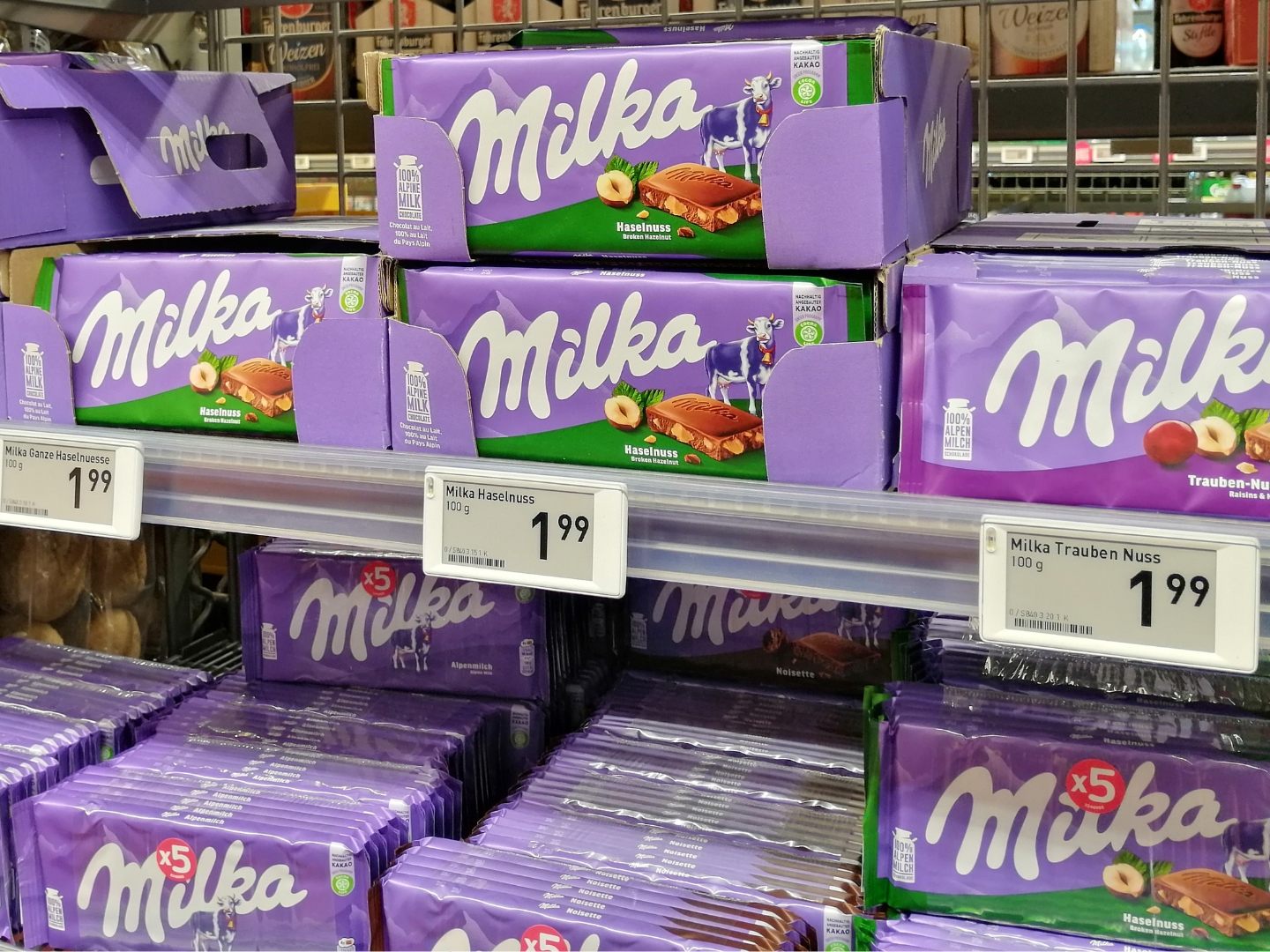 Manche Tafeln wiegen noch 100 Gramm, die "Alpenmilch" nur noch 90 (nicht im Bild) - der Preis liegt bei allen kleinen Milka-Tafeln bei 1,99 Euro.