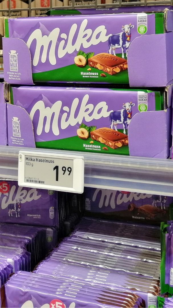 Manche Tafeln wiegen noch 100 Gramm, die "Alpenmilch" nur noch 90 (nicht im Bild) - der Preis liegt bei allen kleinen Milka-Tafeln bei 1,99 Euro.
