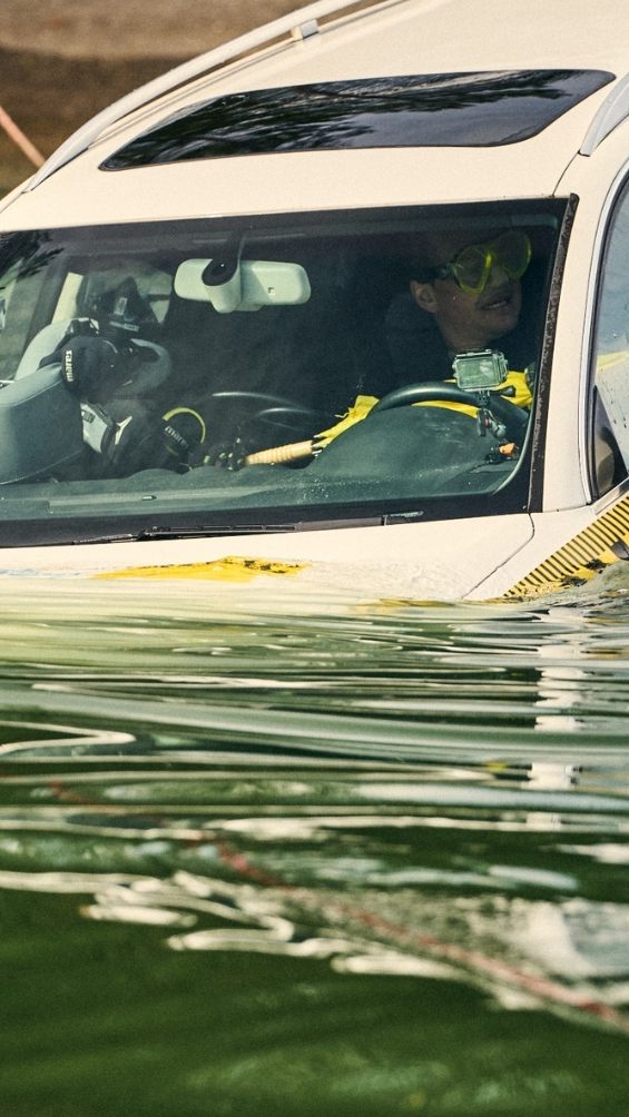 Was dramatisch klingt, ist längst keine Seltenheit mehr: Jahr für Jahr sterben laut internationalen Erhebungen dutzende Menschen, weil sie ihr Fahrzeug nach einer Wasserung nicht rechtzeitig verlassen konnten.