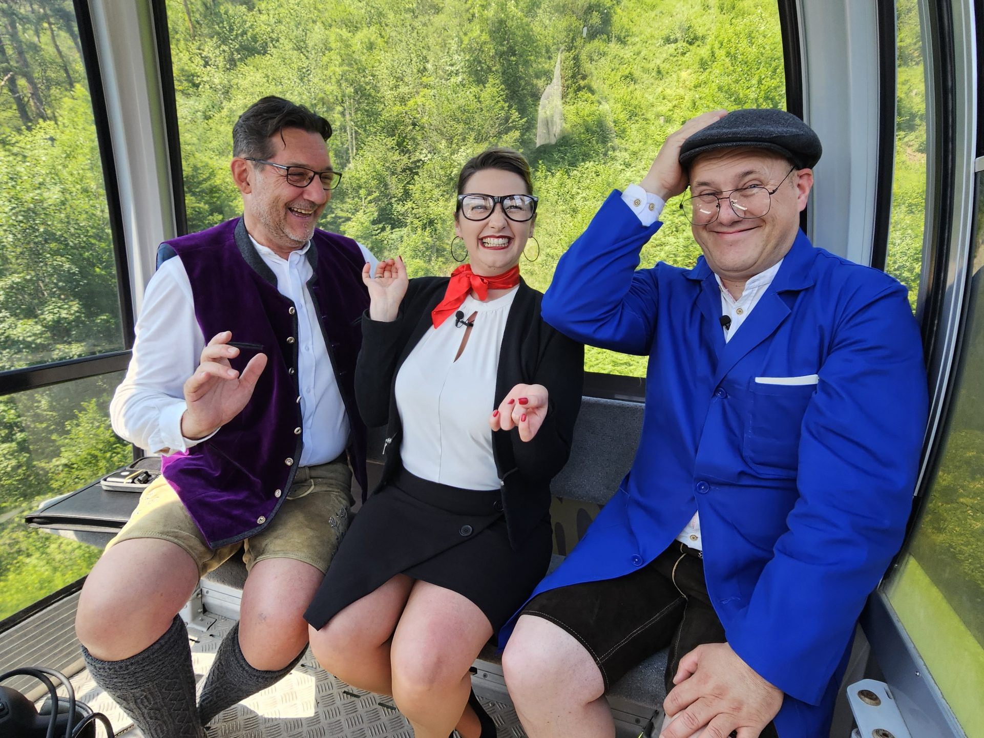 Das frisch gebackene Kabarettduo "Hansi & Leni" sorgt für turbulent-humorige Passagen in der Fernsehgondel bei Andreas Seeburger am Muttersberg. Das frisch gebackene Kabarettduo "Hansi & Leni" sorgt für turbulent-humorige Passagen in der Fernsehgondel bei Andreas Seeburger am Muttersberg.