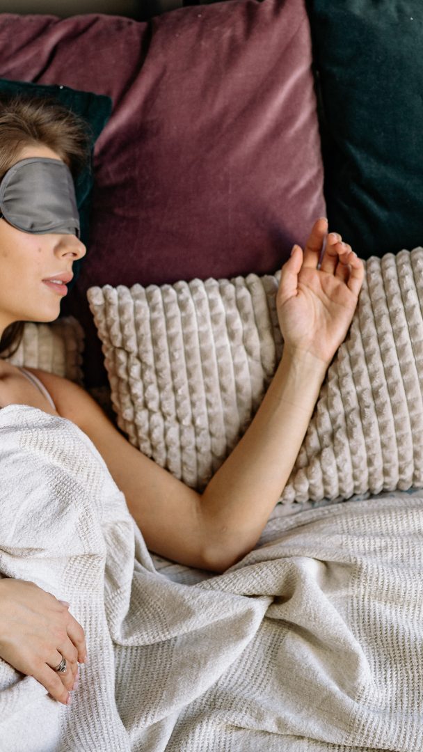 Wie viel Schlaf ist gesund? Neue Empfehlungen zeigen, wie viele Stunden Schlaf je nach Alter optimal sind – von Babys bis zu Senioren.