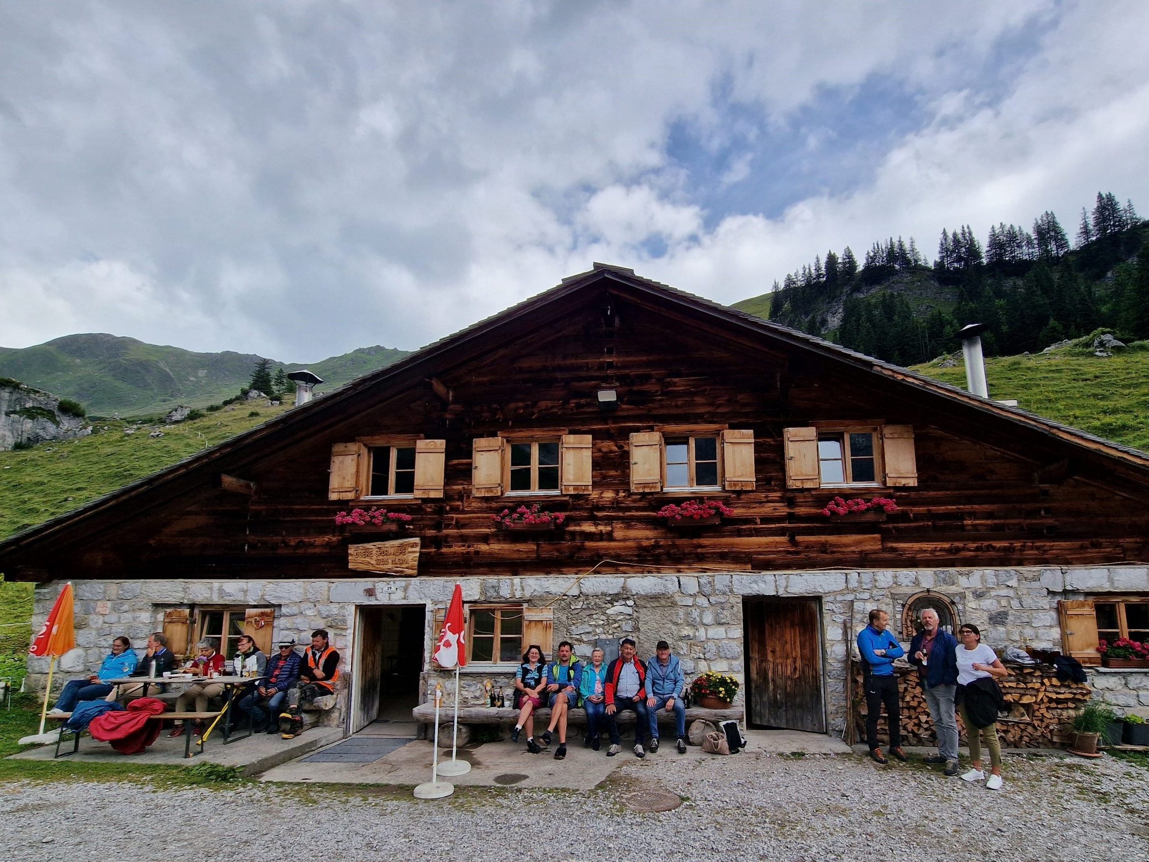 zahlreiche Gäste genossen das Älplerfrühstück auf der Alpe Spora zahlreiche Gäste genossen das Älplerfrühstück auf der Alpe Spora
