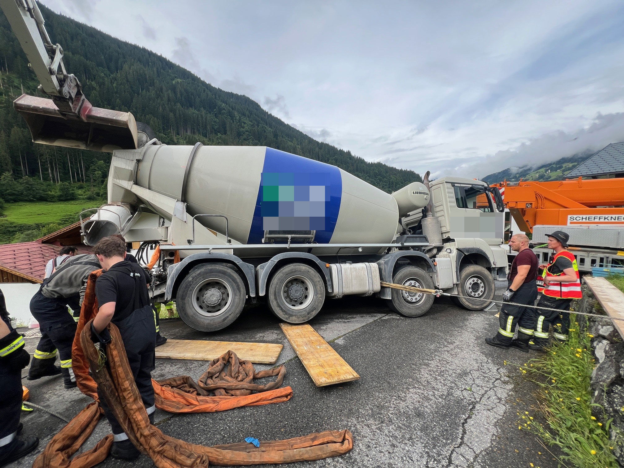 36-Tonnen-Betonmischer kommt in Silbertal von Straße ab