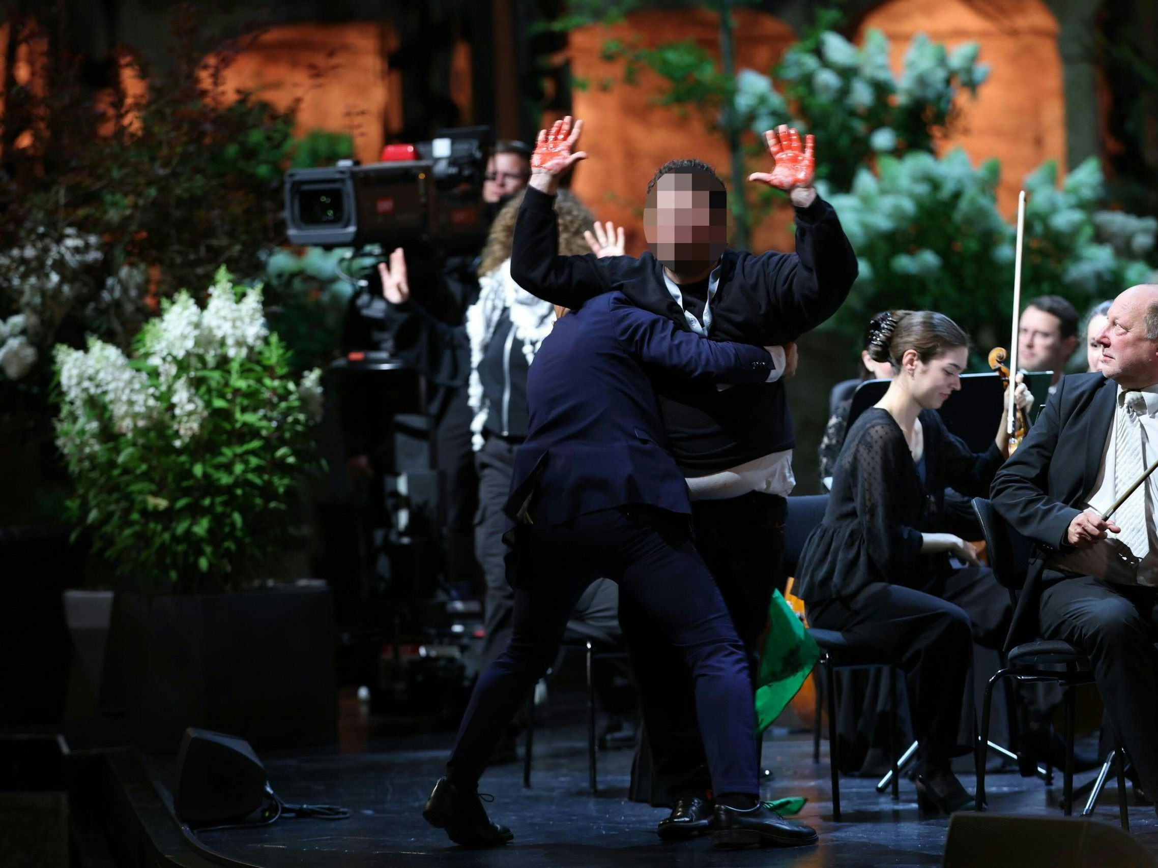Trotz massiven Polizeiaufgebots schafften es Aktivisten bei der Eröffnung der Salzburger Festspiele auf die Bühne. Trotz massiven Polizeiaufgebots schafften es Aktivisten bei der Eröffnung der Salzburger Festspiele auf die Bühne.