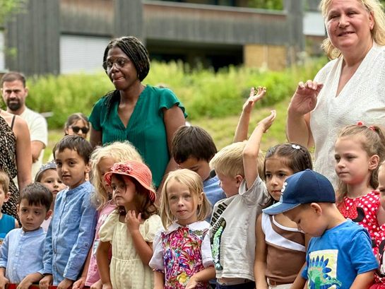 „Die kleinen Künstler*innen des Kindergartens Außerbraz präsentierten stolz ihre Werke, ein gelungener Abschluss des Kindergartenjahres mit Sommerfest.