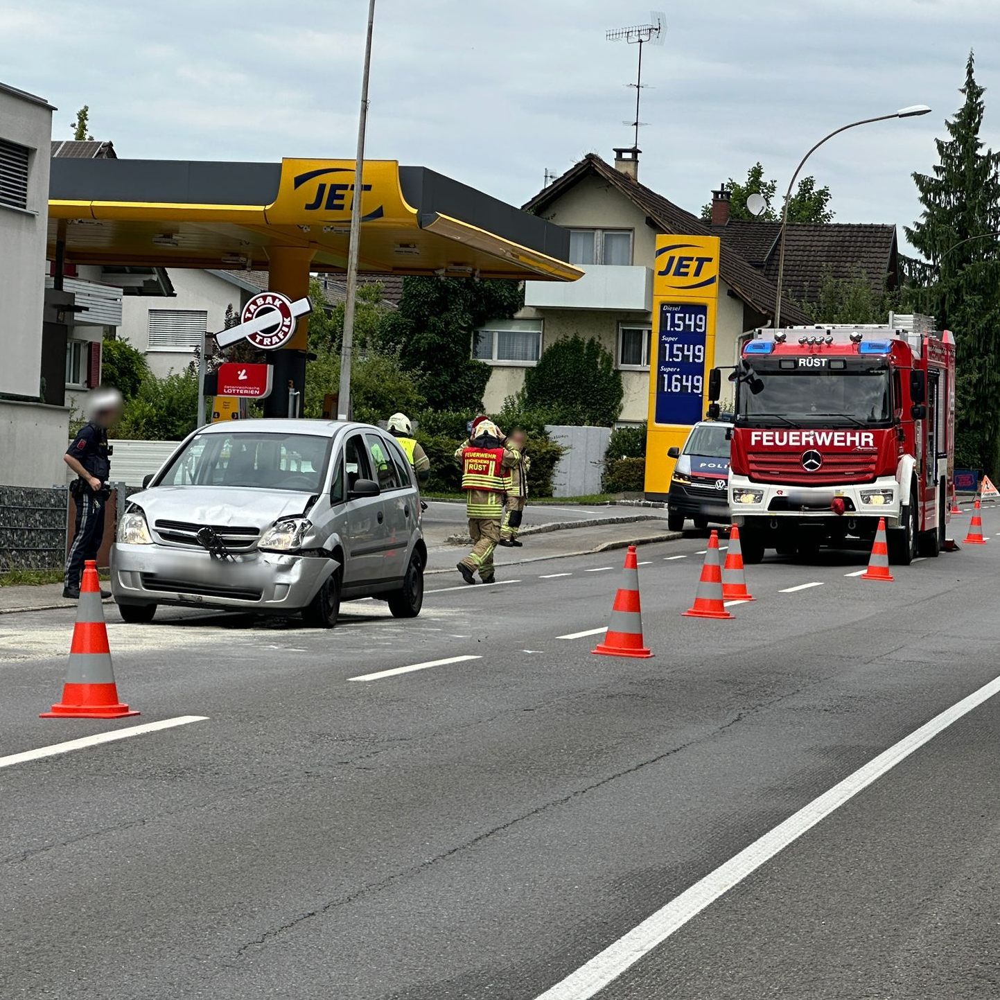 Zwei Verletzte bei Auffahrunfall in Hohenems.
