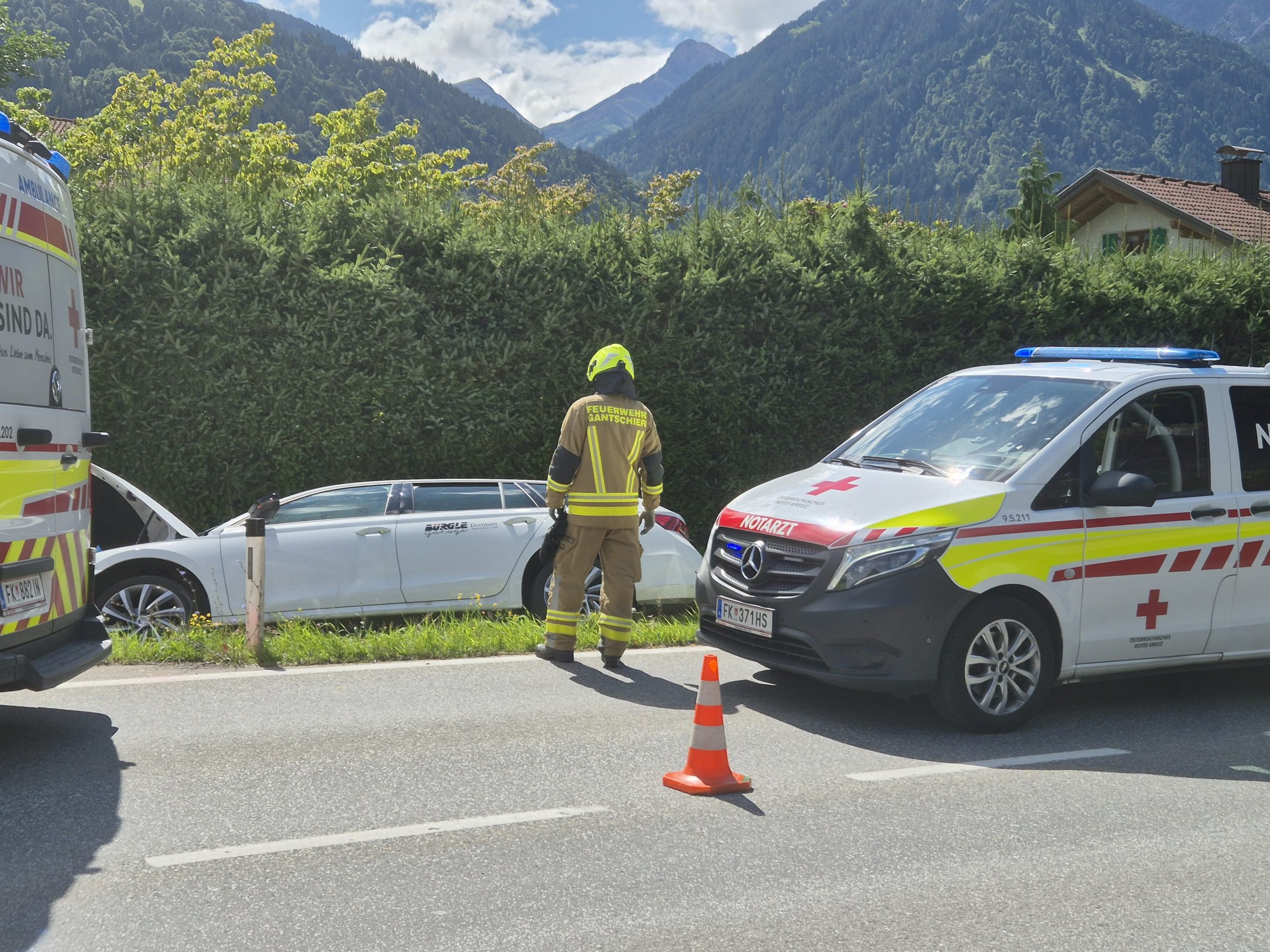 Avtomobila zapeljala v jarek v Bartholomäbergu in Gantschierju