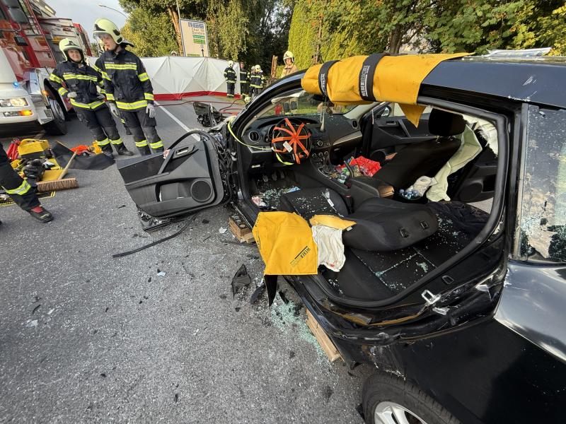 Bei dem Unfall wurde eine Person in einem Fahrzeug eingeklemmt. Bei dem Unfall wurde eine Person in einem Fahrzeug eingeklemmt.