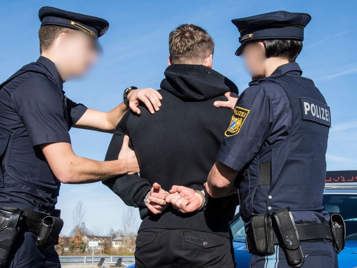 Die Staatsanwaltschaft Kempten beantragte gegen den Tatverdächtigen einen Haftbefehl wegen des dringenden Verdachts eines versuchten Tötungsdelikts. (Symbolbild)