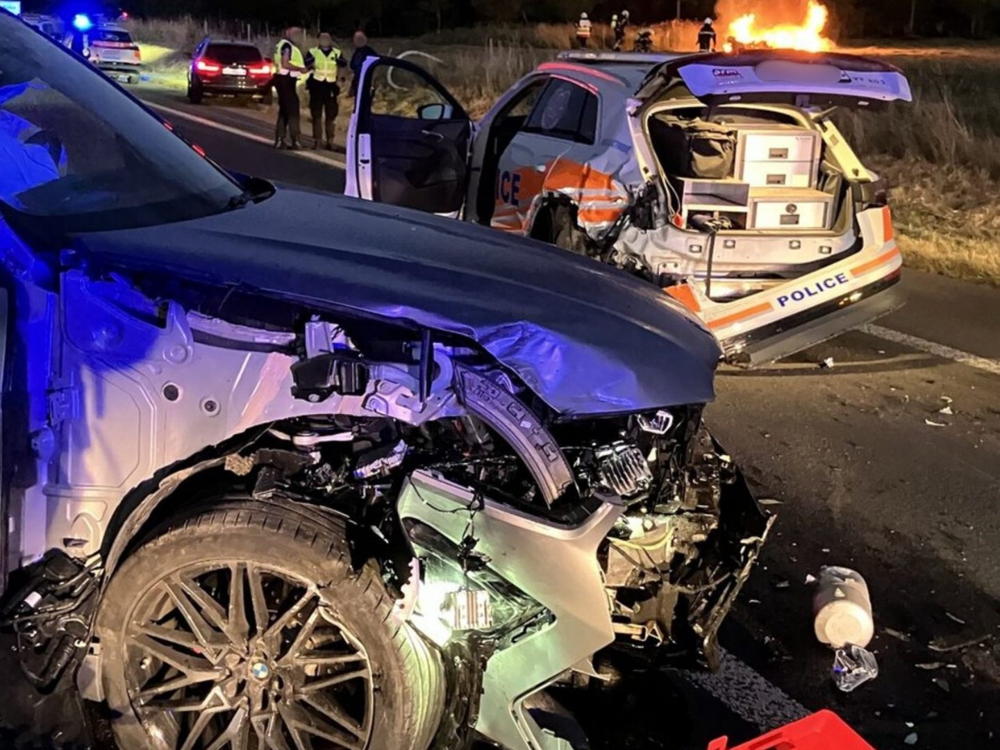 Nach der Verfolgungsjagd auf der A1 brannte eines der gestohlenen Fahrzeuge aus – die Polizei konnte beide Lenker festnehmen.