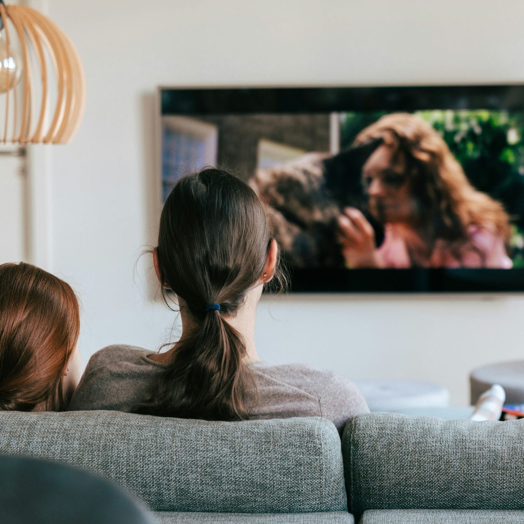 ARD reduziert Samstagabend-Shows. Die Kürzungen betreffen beliebte Formate, der neue Fokus liegt auf Mediathek-Inhalten und neuen Shows.