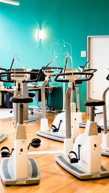 Viele Trainingsgeräte von MedReha bleiben derzeit ungenutzt - die Kosten laufen aber weiter.