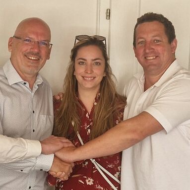 (v.l.): Matthias Cardin, Jürgen Dachs, Nicole Obwegeser und Obwegeser-Co-Geschäftsführer Patrick Martin nach der Unterzeichnung.