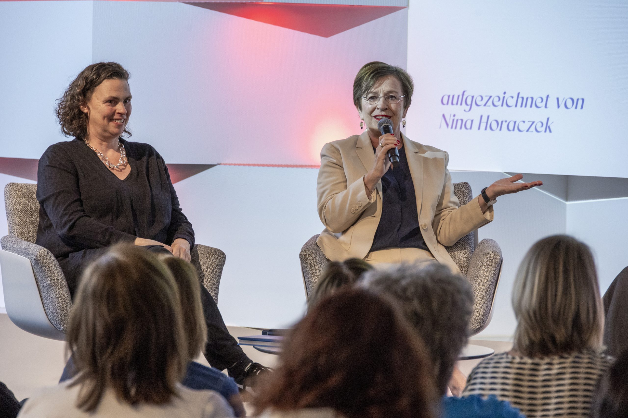 v.l.: Nina Horaczek und Doris Schimdauer im Mai bei der von VN-Poltik-Redakteurin Magdalena Raos moderierten Russmedia-Lesung in Schwarzach. v.l.: Nina Horaczek und Doris Schimdauer im Mai bei der von VN-Poltik-Redakteurin Magdalena Raos moderierten Russmedia-Lesung in Schwarzach.