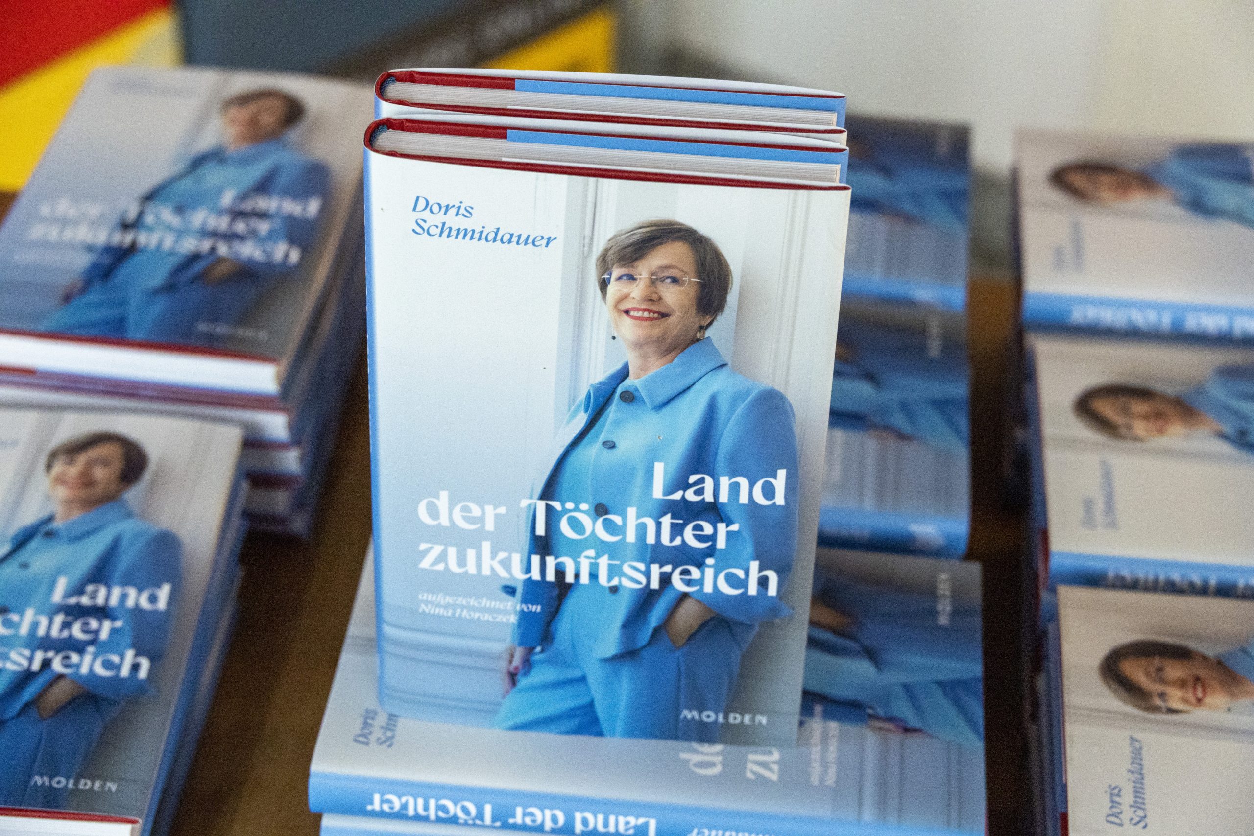 Das Buch "Land der Töchter zukunftsreich" ist keine klassische Biografie, sondern erzählt die Geschichten von vielen mutigen Frauen. Das Buch "Land der Töchter zukunftsreich" ist keine klassische Biografie, sondern erzählt die Geschichten von vielen mutigen Frauen.