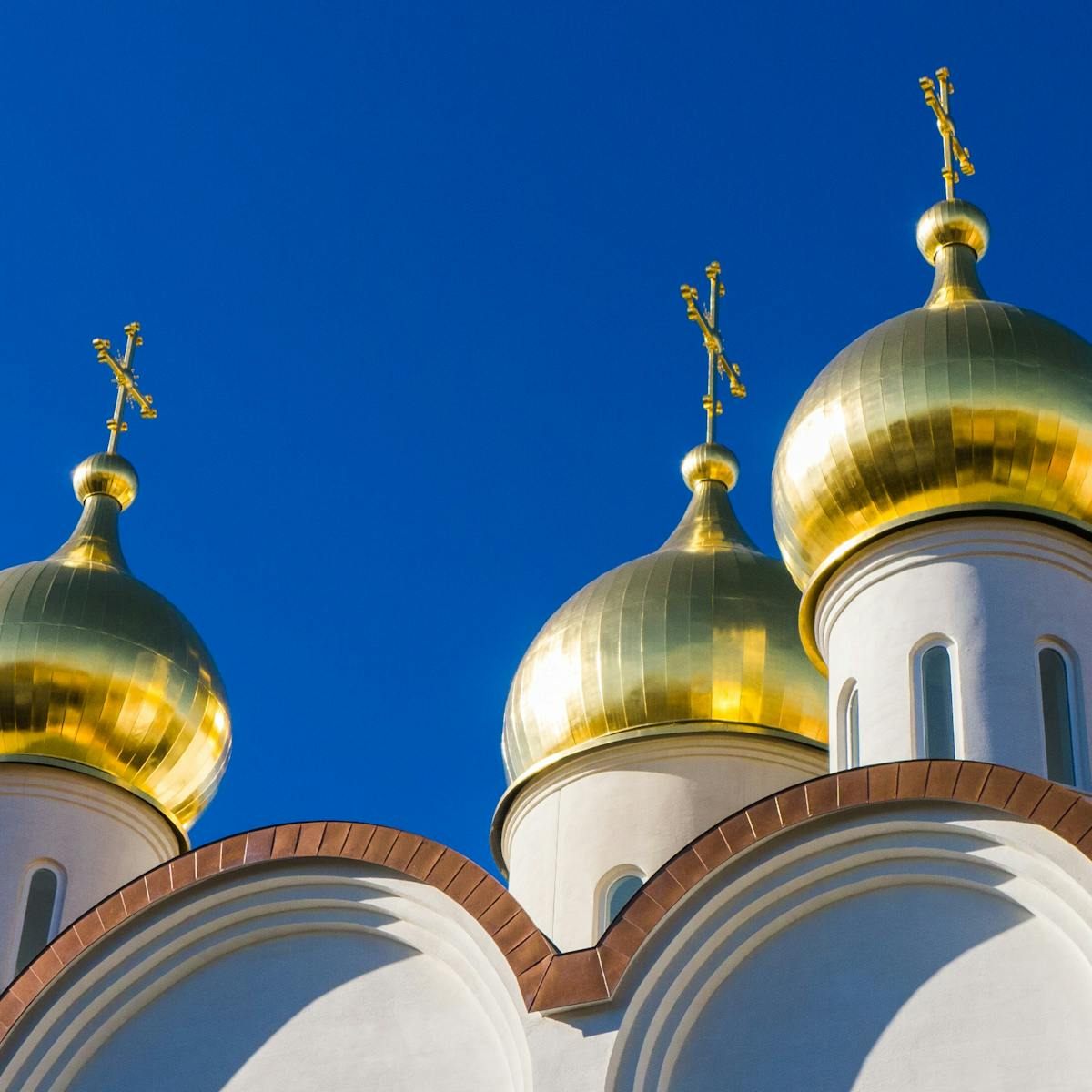 Russland plant die Konfiszierung von Milliarden-Vermögen des Oligarchen Strukow. Ermittlungen und Sanktionen verschärfen die Lage.