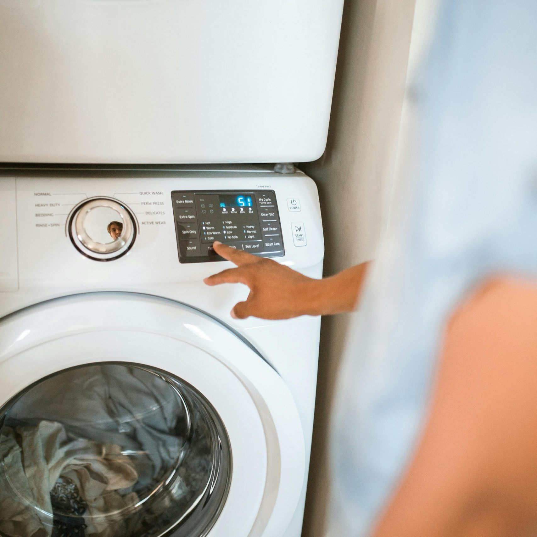 Vermeide teure Reparaturen: Öffne die Waschmaschinentür nach dem Waschen, um Schimmel und Bakterien zu verhindern. Tipps für Hygiene und Pflege.