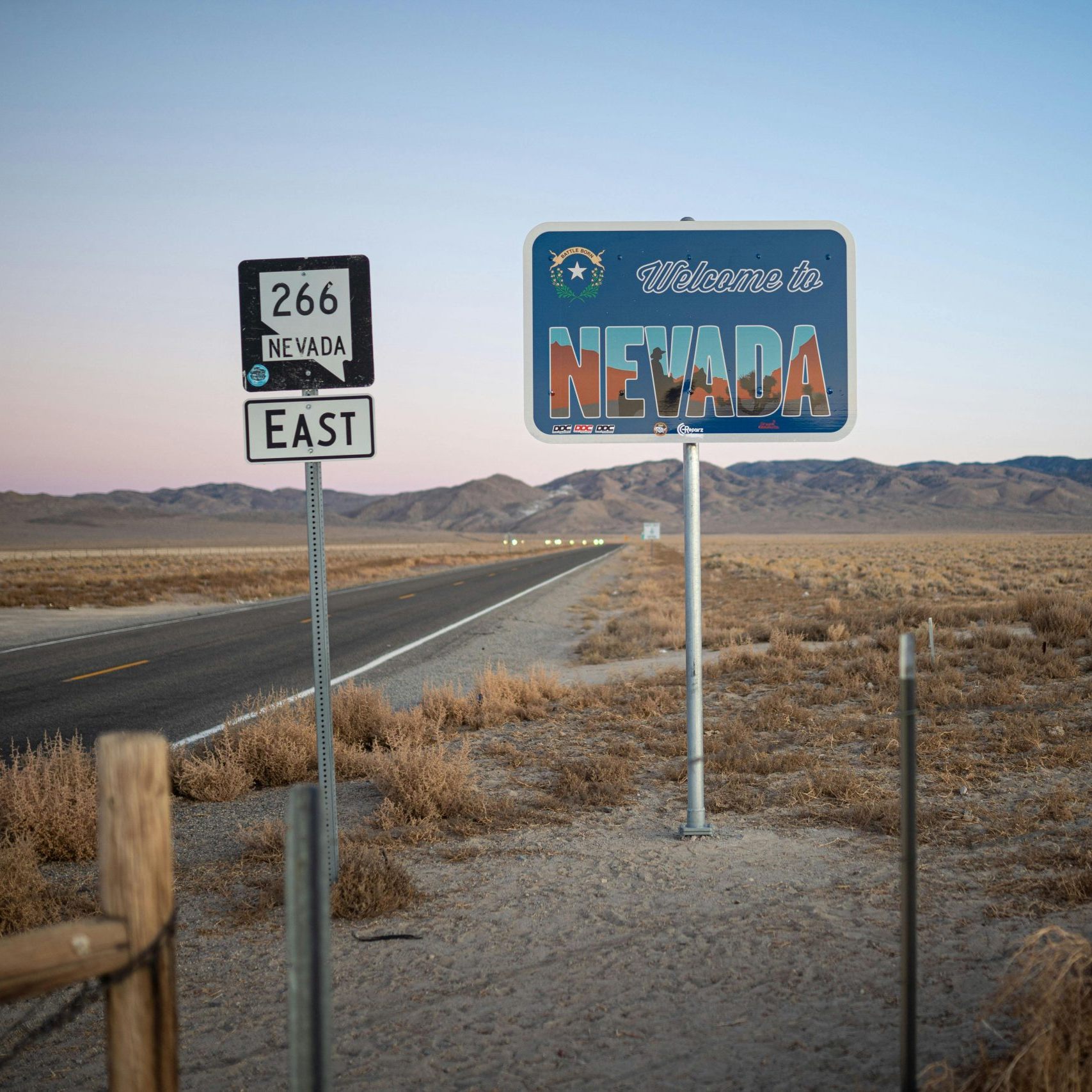 Behörden warnen vor Kaffee bei extremer Hitze in 11 US-Staaten. Wasser statt Kaffee empfohlen, um Gesundheitsrisiken zu vermeiden.