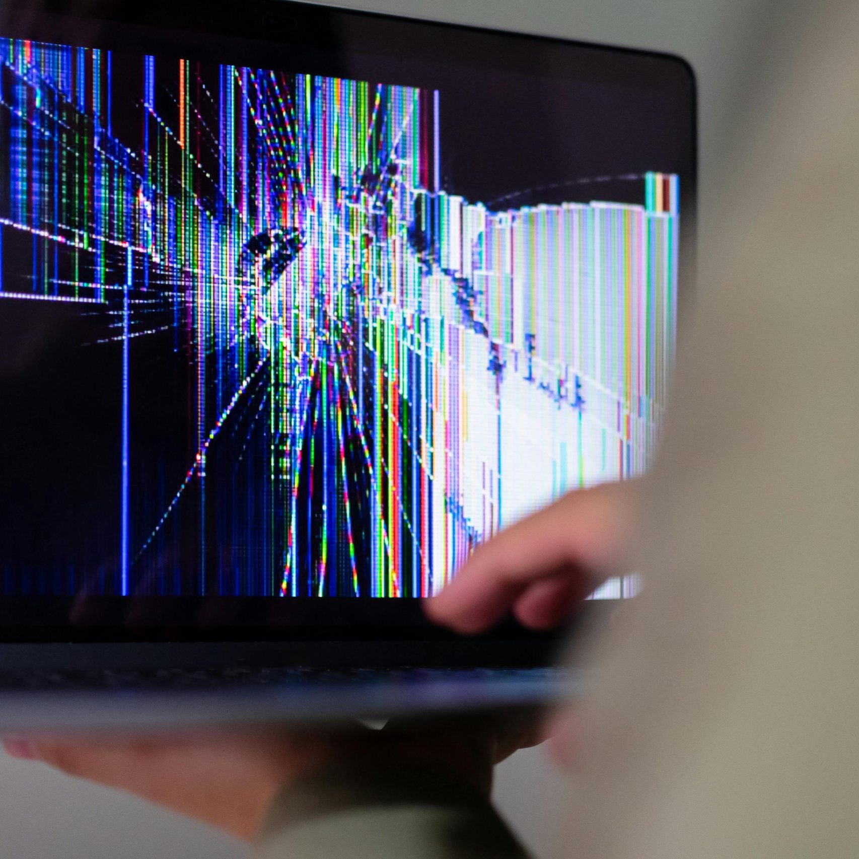 Ab August: Die EU vereinfacht die Entsorgung alter Akkus und Geräte. Nachhaltigkeit und weniger Elektromüll im Fokus.