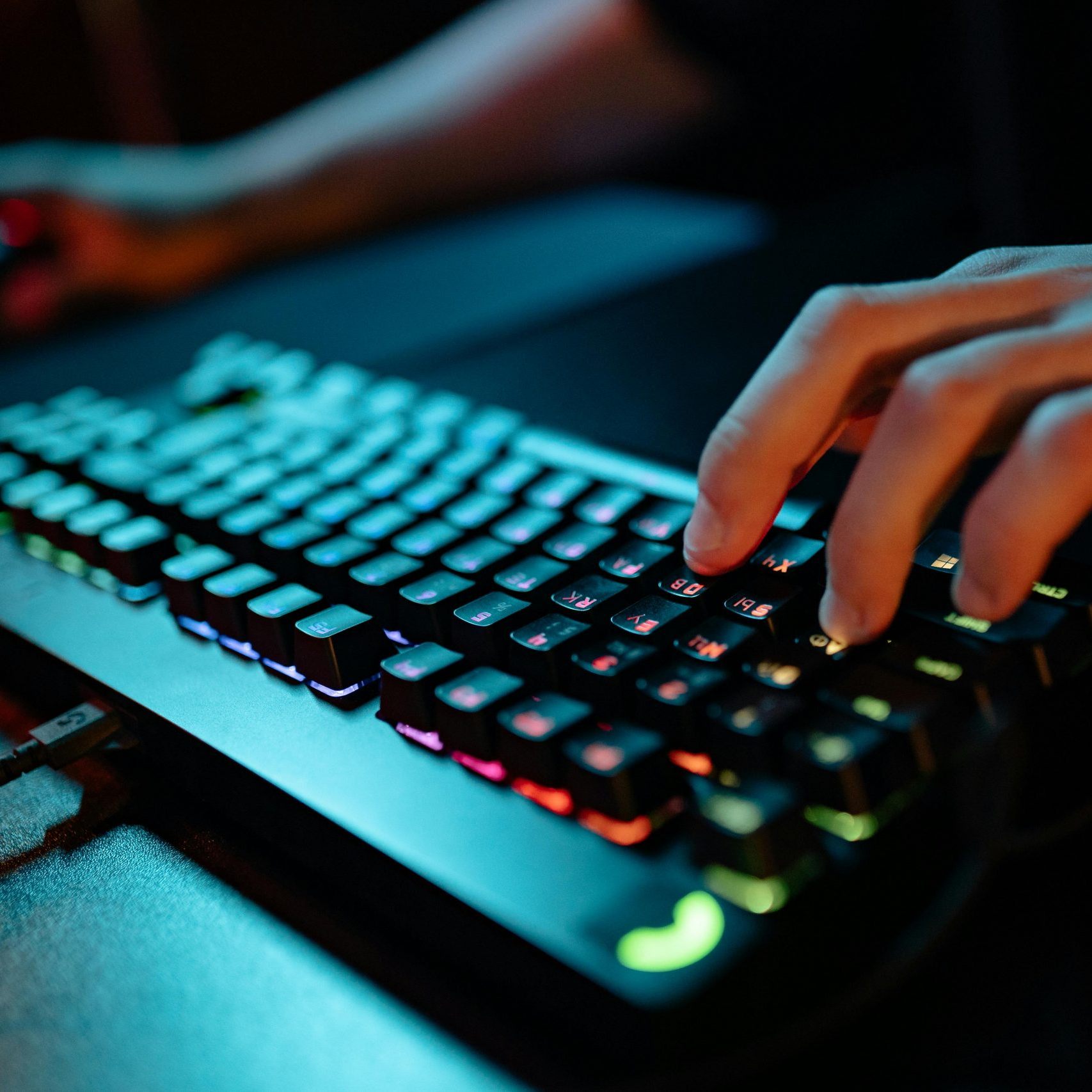 Stephen Woodward erhielt 3 Jahre Haft für illegalen IPTV-Betrug. Er nutzte PayPal und Krypto zur Geldwäsche. Polizei warnt vor Schäden.