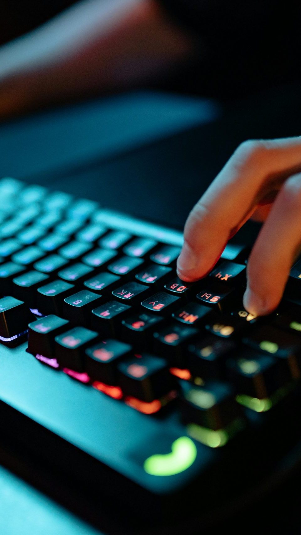 Stephen Woodward erhielt 3 Jahre Haft für illegalen IPTV-Betrug. Er nutzte PayPal und Krypto zur Geldwäsche. Polizei warnt vor Schäden.