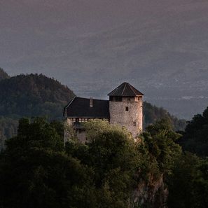 Die historische Burganlage Schloss Glopper steht zum Verkauf.